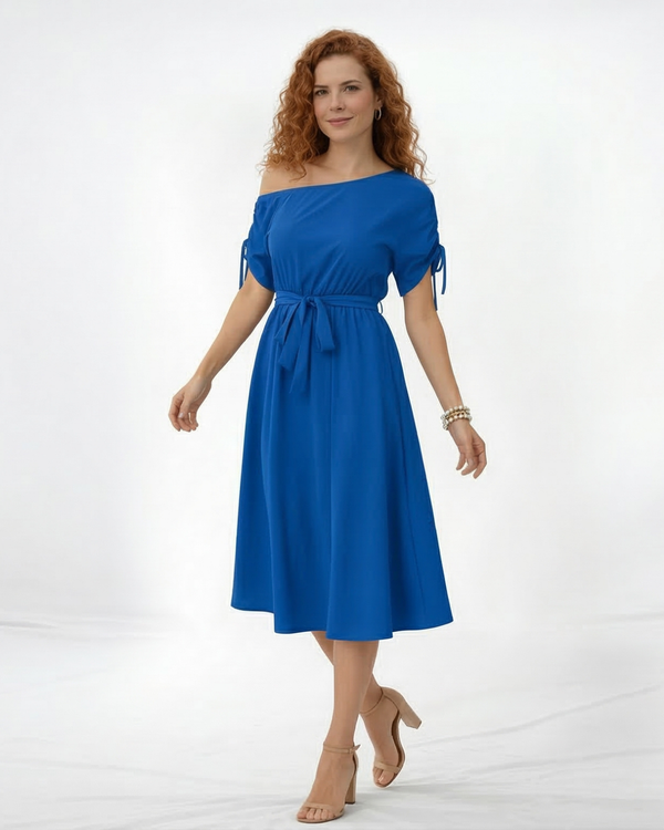 Vestido midi azul hombro asimétrico descubierto con manga fruncida y lazo, cintura con lazo y falda con vuelo, femenino y elegante para eventos especiales