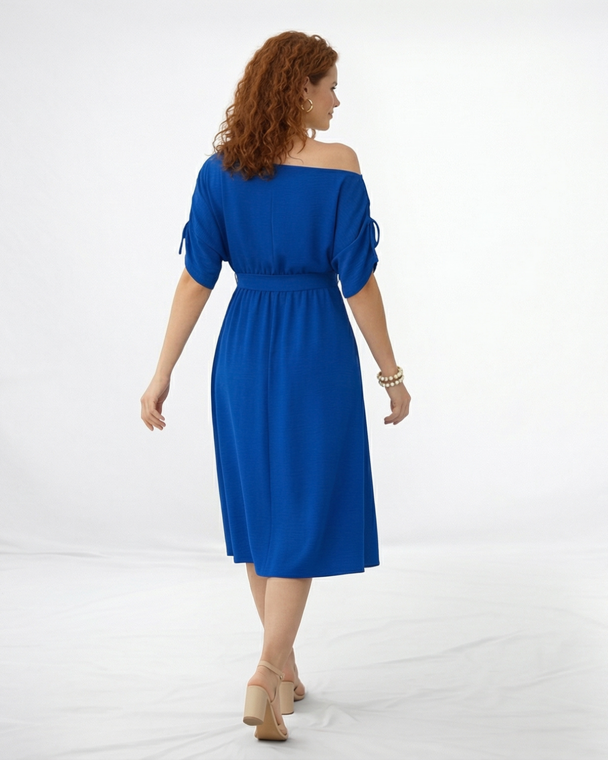 Vestido midi azul hombro asimétrico descubierto con manga fruncida y lazo, cintura con lazo y falda con vuelo, femenino y elegante para eventos especiales