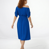 Vestido midi azul hombro asimétrico descubierto con manga fruncida y lazo, cintura con lazo y falda con vuelo, femenino y elegante para eventos especiales