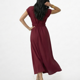 Vestido midi vinotinto cruzado con escote en V, manga corta y cinturón dorado en cintura fruncida, sofisticado para eventos especiales y salidas de noche