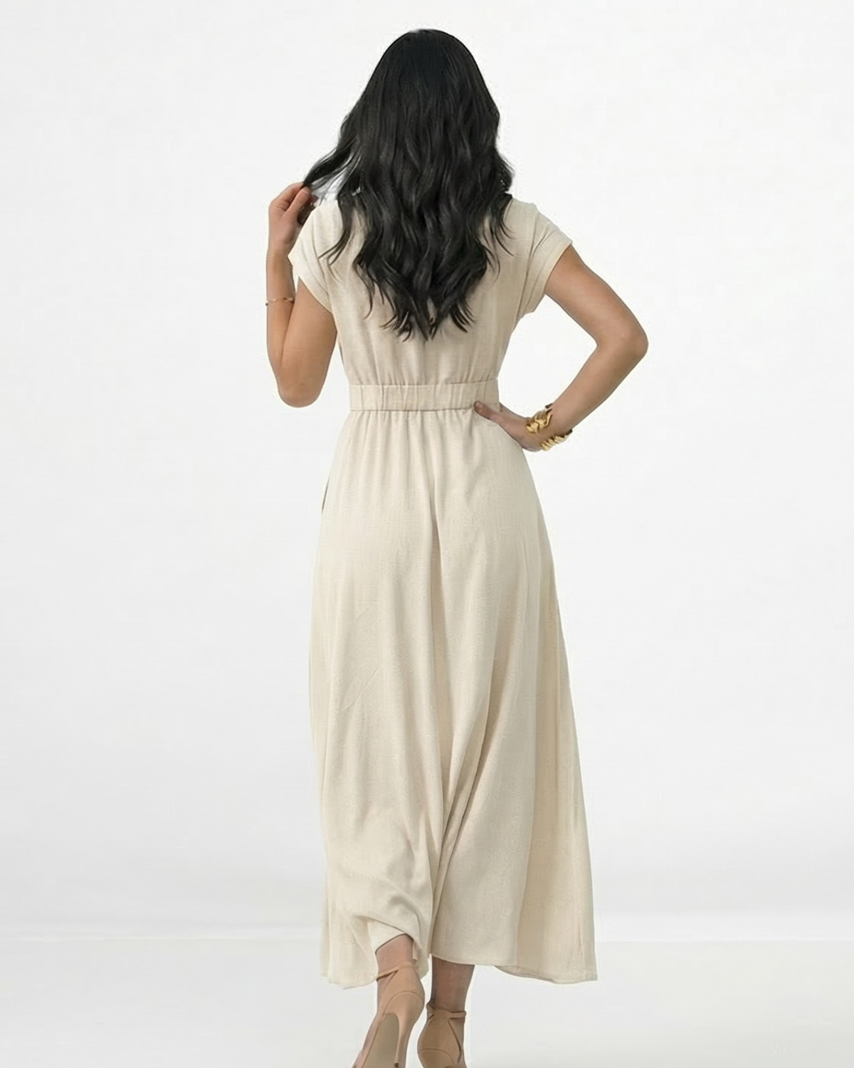 Vestido midi marfil cruzado con escote en V, manga corta, cinturón dorado y falda amplia con vuelo, romántico y elegante para bodas, grados y eventos especiales