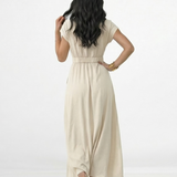 Vestido midi marfil cruzado con escote en V, manga corta, cinturón dorado y falda amplia con vuelo, romántico y elegante para bodas, grados y eventos especiales