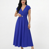 Vestido midi azul cruzado con escote en V, manga corta, cinturón dorado en cintura elástica y falda con vuelo amplio, elegante para eventos y cenas especiales