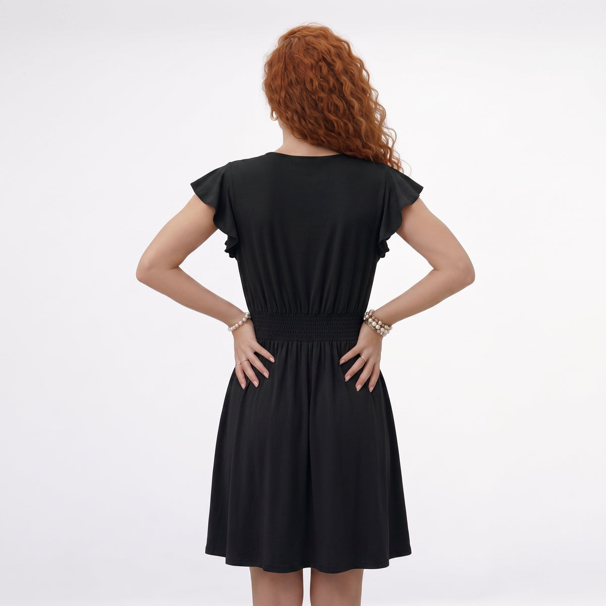 Vestido corto beige con escote en V cruzado, manga volante y cintura elástica fruncida, perfecto para salidas casuales, citas y días de calor