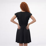 Vestido corto beige con escote en V cruzado, manga volante y cintura elástica fruncida, perfecto para salidas casuales, citas y días de calor