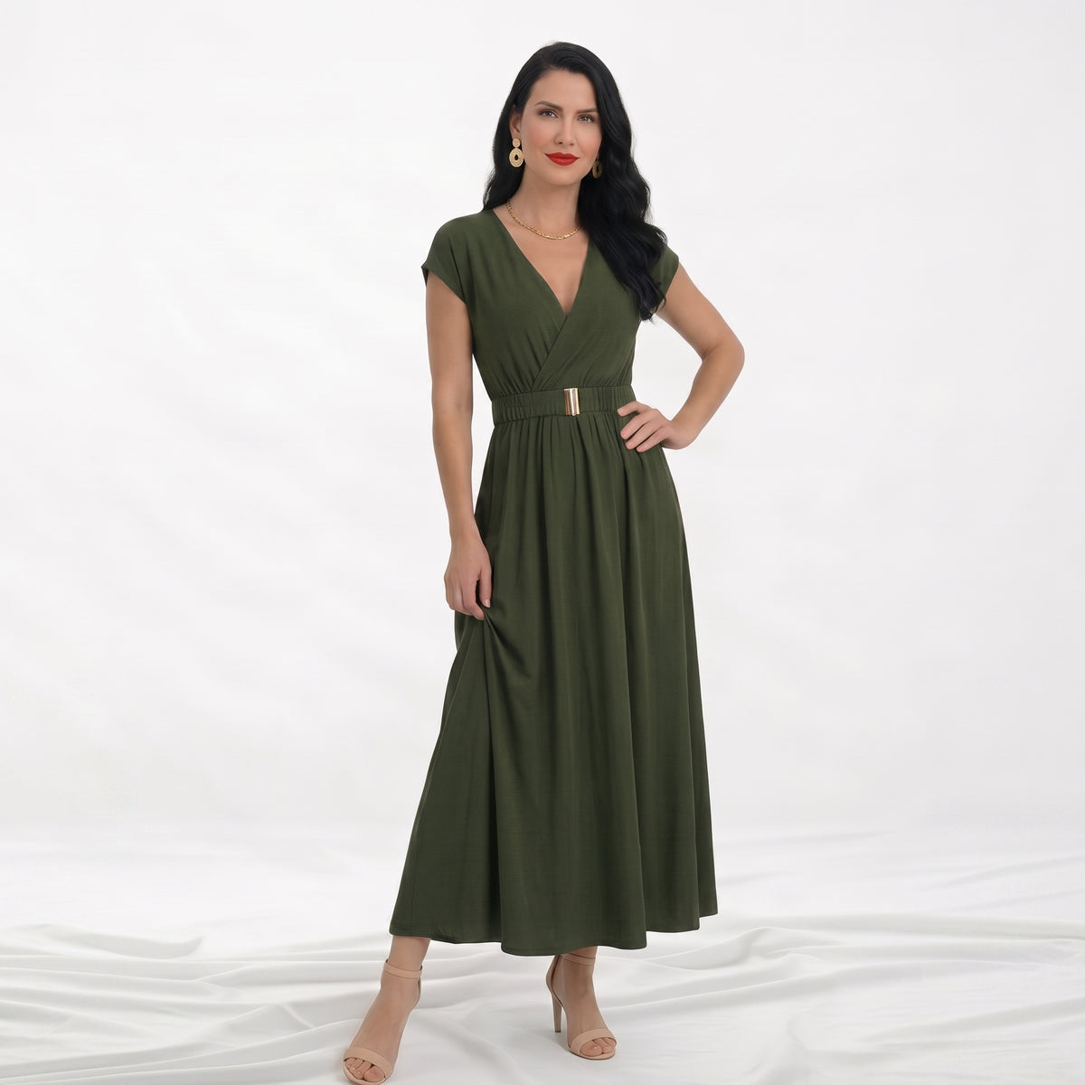 Vestido midi azul cruzado con escote en V, manga corta, cinturón dorado en cintura elástica y falda con vuelo amplio, elegante para eventos y cenas especiales