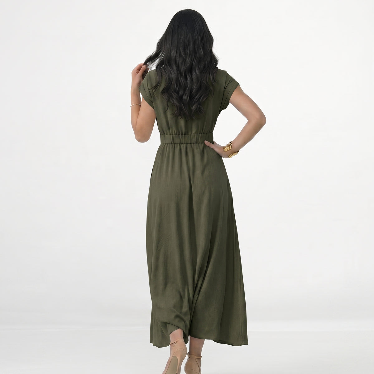 Vestido midi azul cruzado con escote en V, manga corta, cinturón dorado en cintura elástica y falda con vuelo amplio, elegante para eventos y cenas especiales
