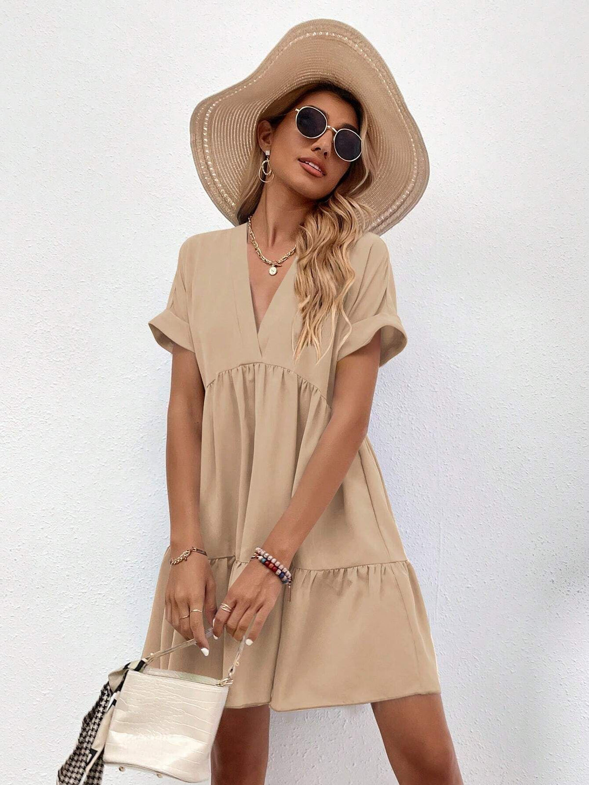 Vestidos mujer, atributo, atributo.co, Vestidos elegantes, Vestidos corto, Vestidos casuales, vestidos, Vestido corto, Vestido, Ropa de moda, Outfit mujer, vestido beige, vestido corto beige