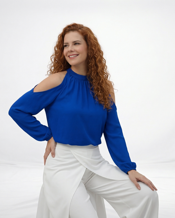 Blusa azul cold shoulder manga larga con hombros descubiertos y cuello alto, ideal para reuniones y salidas de noche