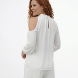 Blusa blanca cold shoulder cuello alto fruncido con manga larga, perfecta para eventos y ocasiones especiales