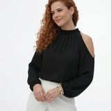 Blusa negra cold shoulder manga larga con cuello alto y hombros descubiertos, versátil para oficina y salidas nocturnas