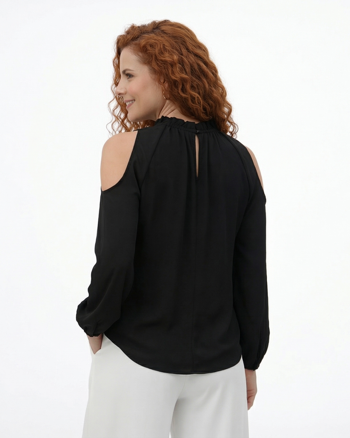 Blusa negra cold shoulder manga larga con cuello alto y hombros descubiertos, versátil para oficina y salidas nocturnas