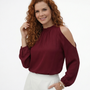 Blusa vinotinto cold shoulder con cuello alto fruncido y manga larga, elegante para cenas y eventos especiales