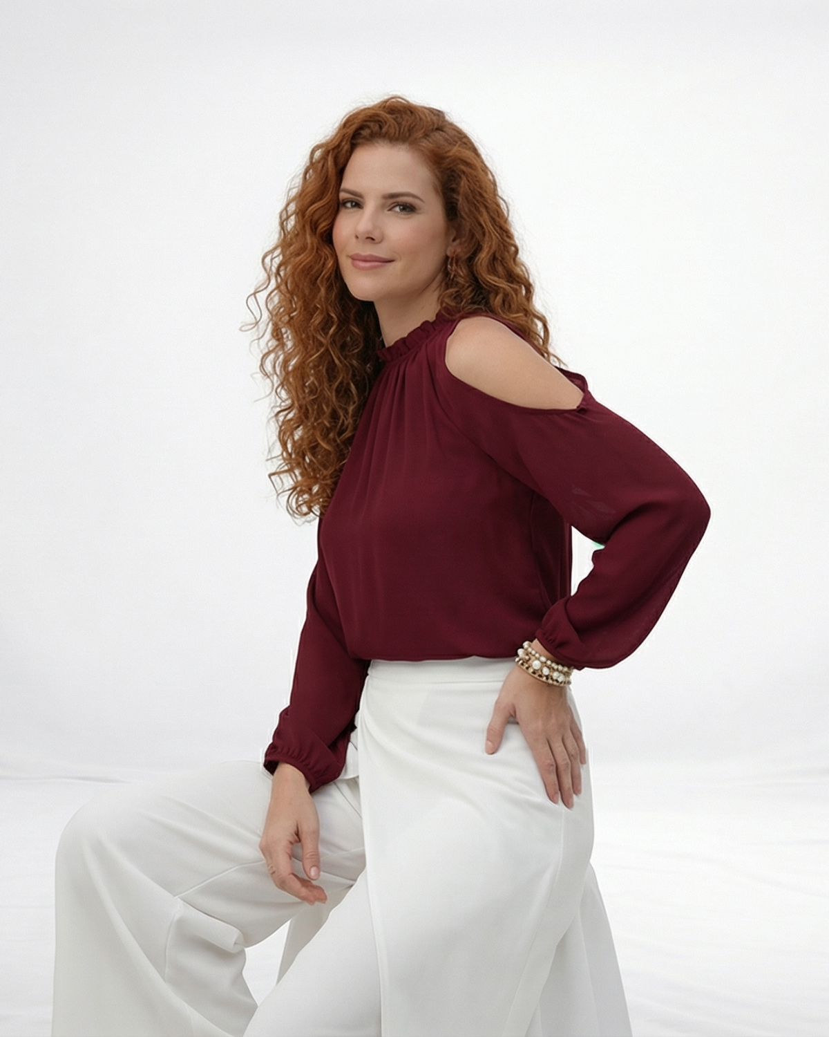 Blusa vinotinto cold shoulder con cuello alto fruncido y manga larga, elegante para cenas y eventos especiales