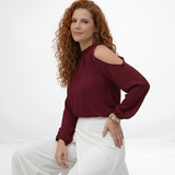 Blusa vinotinto cold shoulder con cuello alto fruncido y manga larga, elegante para cenas y eventos especiales