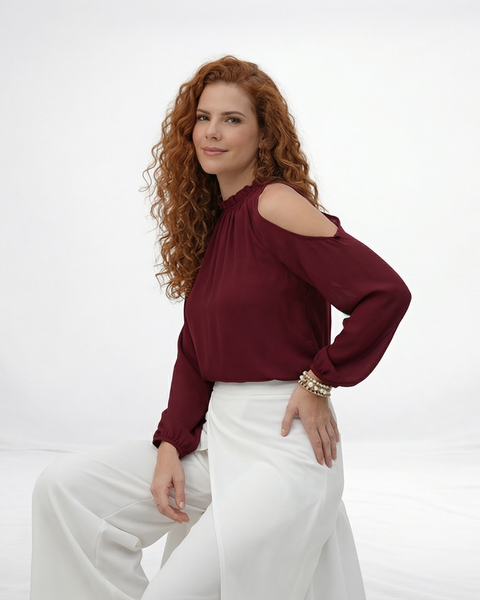 Blusa vinotinto cold shoulder con cuello alto fruncido y manga larga, elegante para cenas y eventos especiales