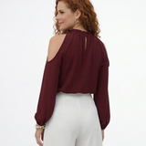 Blusa vinotinto cold shoulder con cuello alto fruncido y manga larga, elegante para cenas y eventos especiales