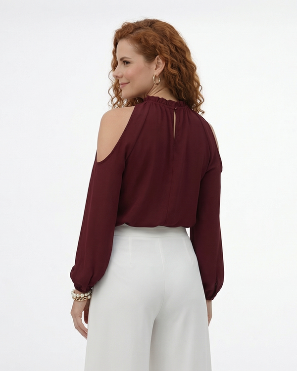 Blusa vinotinto cold shoulder con cuello alto fruncido y manga larga, elegante para cenas y eventos especiales