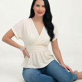 Blusa marfil cruzada peplum con escote en V, manga corta y cintura fruncida, ideal para almuerzos y salidas casuales elegantes