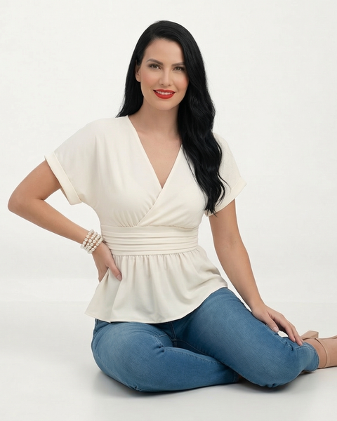 Blusa marfil cruzada peplum con escote en V, manga corta y cintura fruncida, ideal para almuerzos y salidas casuales elegantes