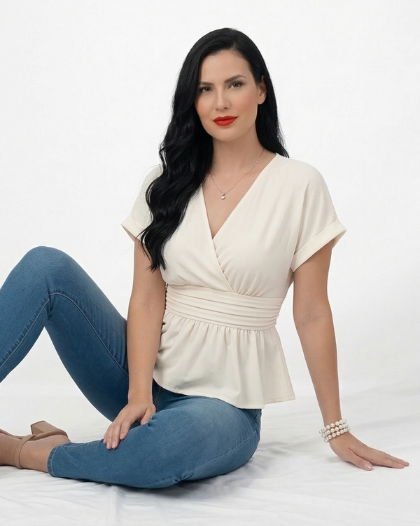 Blusa marfil cruzada peplum con escote en V, manga corta y cintura fruncida, ideal para almuerzos y salidas casuales elegantes