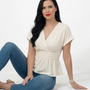 Blusa marfil cruzada peplum con escote en V, manga corta y cintura fruncida, ideal para almuerzos y salidas casuales elegantes