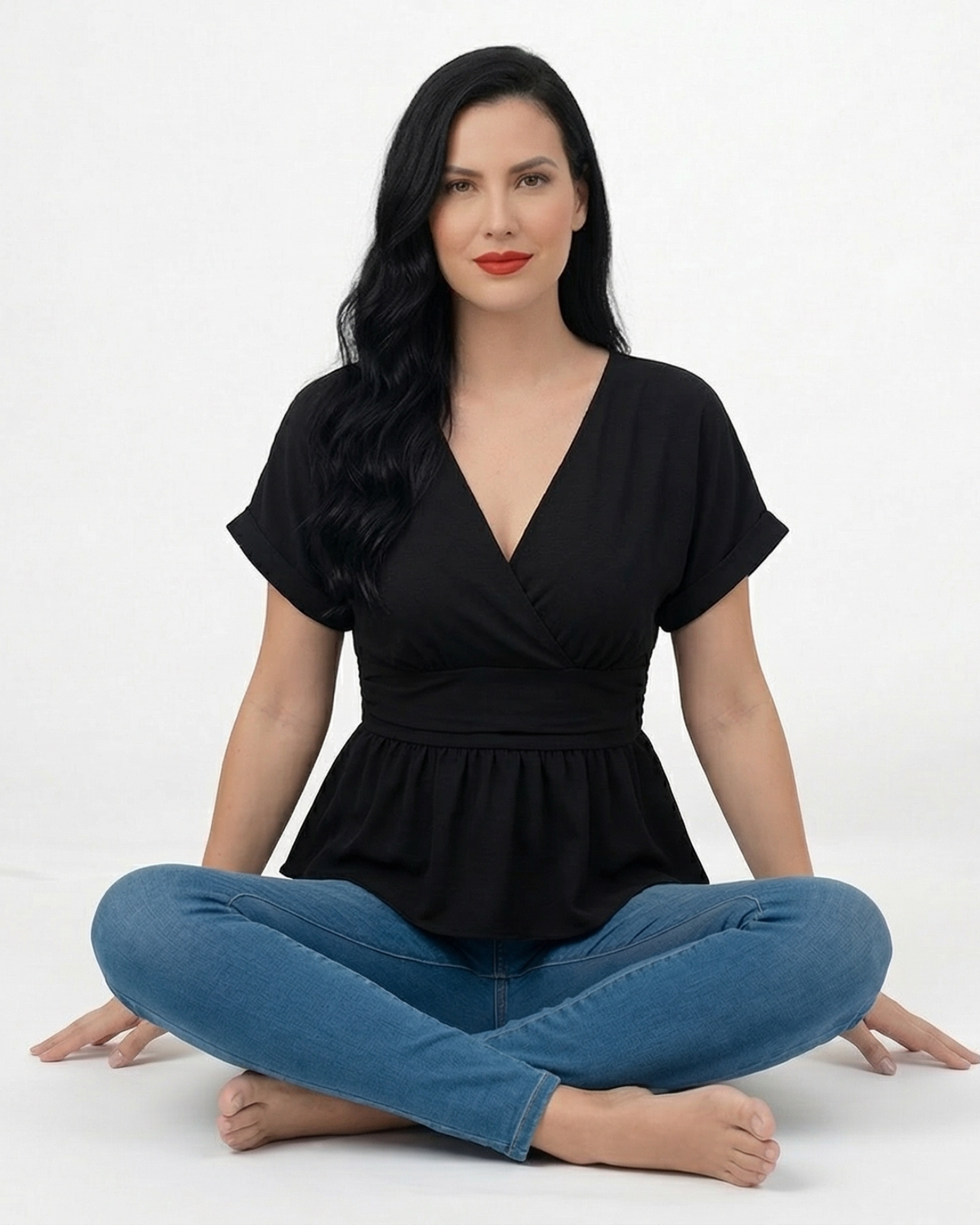 Blusa negra cruzada peplum con escote en V, manga corta y cintura faja fruncida, versátil para salidas de noche y eventos especiales