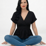 Blusa negra cruzada peplum con escote en V, manga corta y cintura faja fruncida, versátil para salidas de noche y eventos especiales
