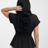 Blusa negra cruzada peplum con escote en V, manga corta y cintura faja fruncida, versátil para salidas de noche y eventos especiales