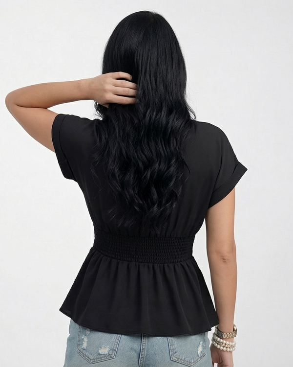 Blusa negra cruzada peplum con escote en V, manga corta y cintura faja fruncida, versátil para salidas de noche y eventos especiales