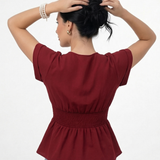 Blusa vinotinto cruzada peplum con escote en V y falda peplum fruncida, perfecta para cenas y eventos especiales