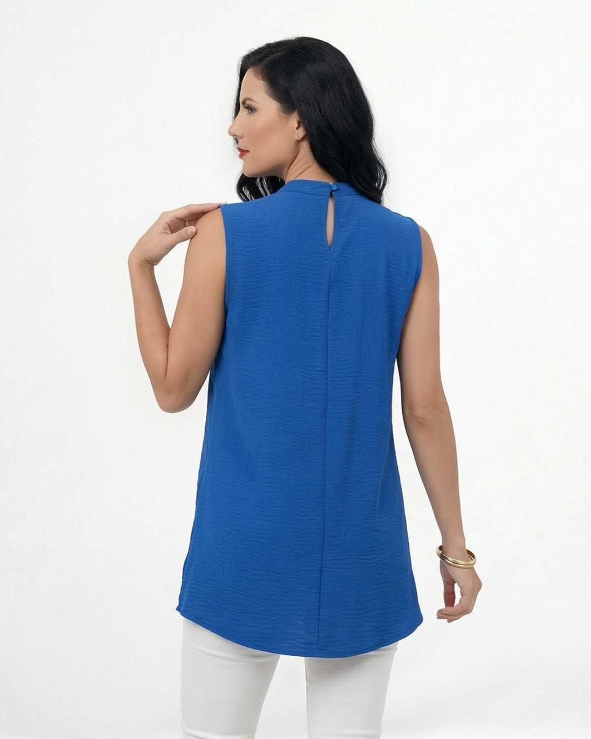Blusa azul larga sin mangas con cuello alto y solapa asimétrica, ideal para oficina y salidas elegantes de día