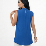 Blusa azul larga sin mangas con cuello alto y solapa asimétrica, ideal para oficina y salidas elegantes de día