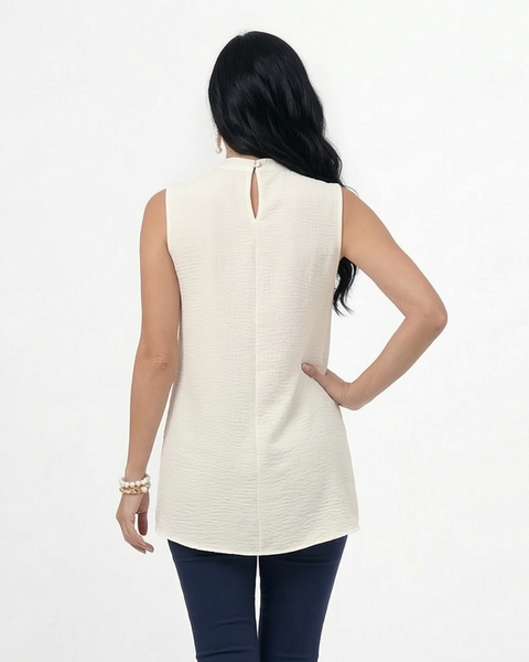 Blusa marfil larga sin mangas con solapa delantera y cuello alto, sofisticada para eventos especiales y reuniones formales