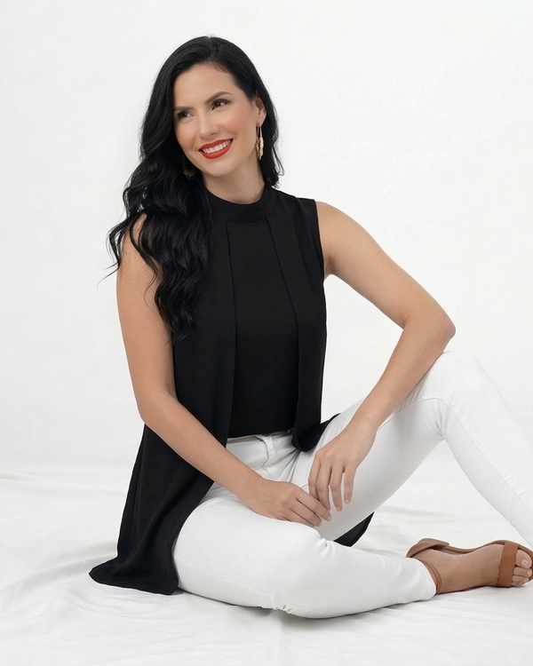 Blusa negra larga sin mangas con cuello alto y solapa delantera asimétrica, elegante para reuniones de trabajo y salidas de noche