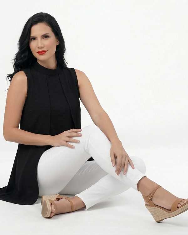 Blusa negra larga sin mangas con cuello alto y solapa delantera asimétrica, elegante para reuniones de trabajo y salidas de noche