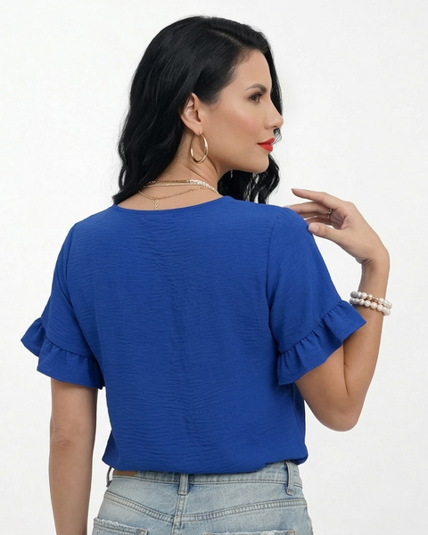 Blusa azul cuello redondo manga corta con doble volante, fresca y femenina para salidas de día y reuniones informales