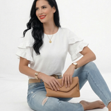 Blusa blanca cuello redondo con manga corta de doble volante en tela texturizada, ideal para salidas casuales y almuerzos de día