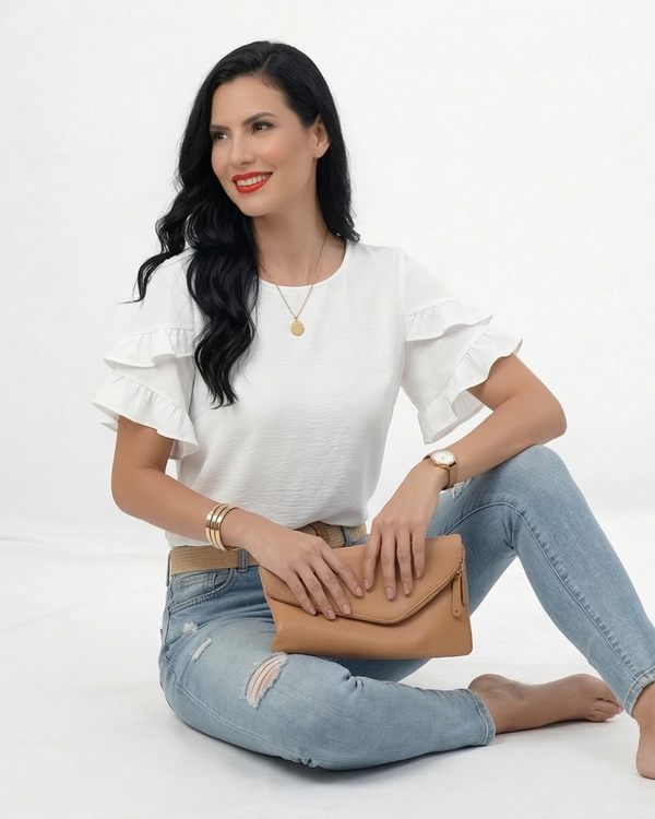 Blusa blanca cuello redondo con manga corta de doble volante en tela texturizada, ideal para salidas casuales y almuerzos de día