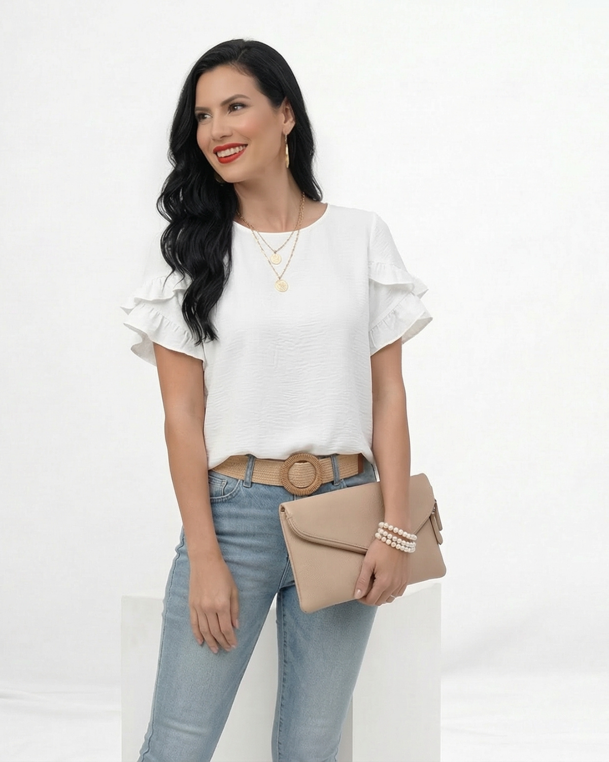 Blusa blanca cuello redondo con manga corta de doble volante en tela texturizada, ideal para salidas casuales y almuerzos de día