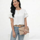 Blusa blanca cuello redondo con manga corta de doble volante en tela texturizada, ideal para salidas casuales y almuerzos de día