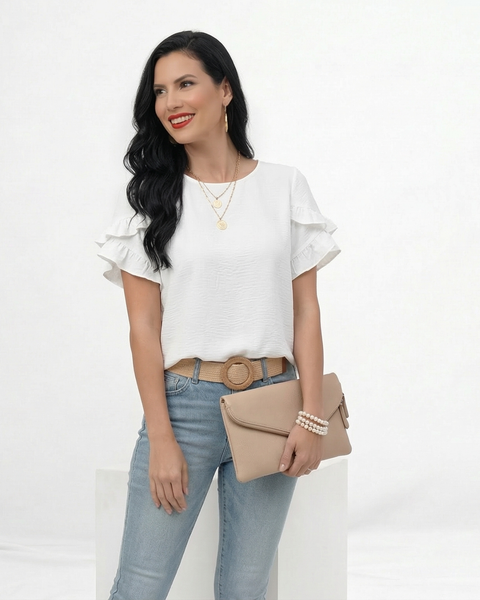 Blusa blanca cuello redondo con manga corta de doble volante en tela texturizada, ideal para salidas casuales y almuerzos de día