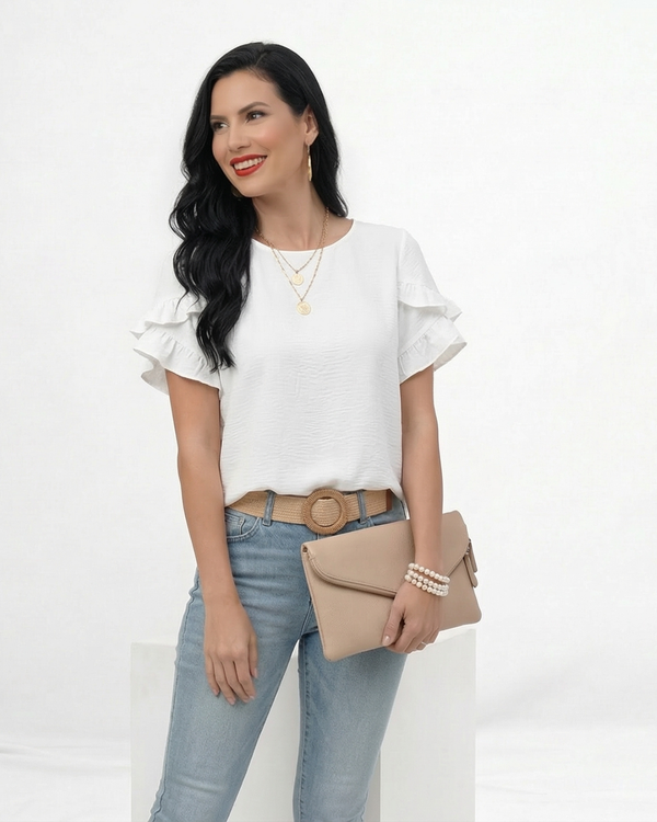 Blusa blanca cuello redondo con manga corta de doble volante en tela texturizada, ideal para salidas casuales y almuerzos de día