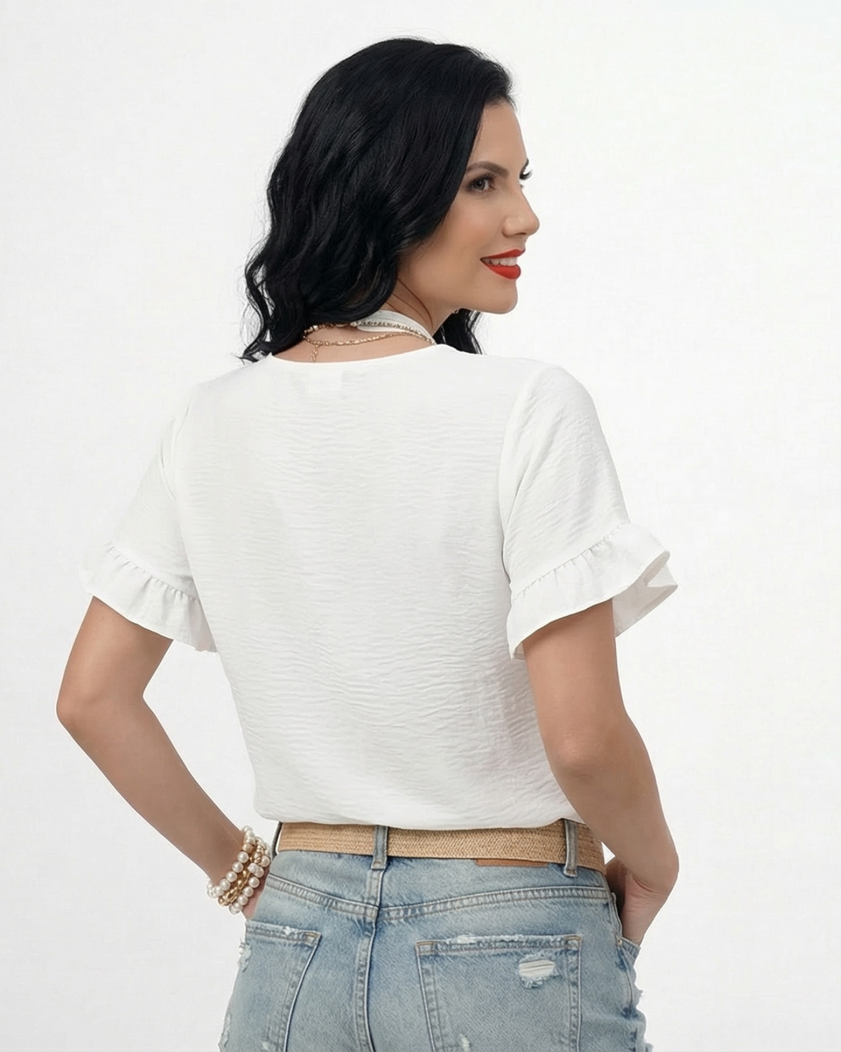 Blusa blanca cuello redondo con manga corta de doble volante en tela texturizada, ideal para salidas casuales y almuerzos de día