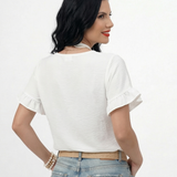 Blusa blanca cuello redondo con manga corta de doble volante en tela texturizada, ideal para salidas casuales y almuerzos de día