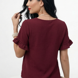 Blusa vinotinto cuello redondo con doble volante en manga corta, perfecta para salidas con amigas y planes casuales elegantes