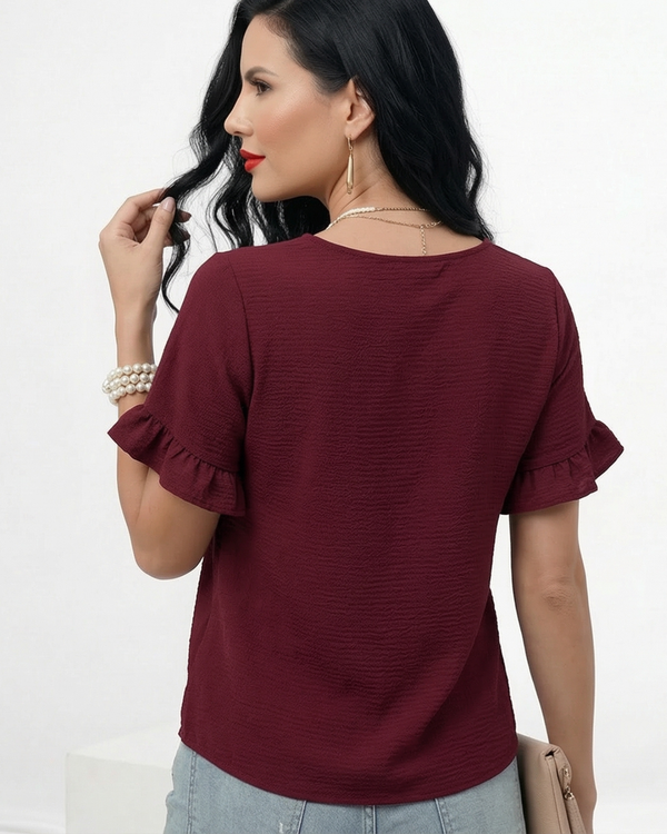 Blusa vinotinto cuello redondo con doble volante en manga corta, perfecta para salidas con amigas y planes casuales elegantes