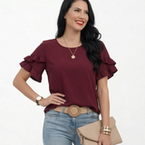 Blusa vinotinto cuello redondo con doble volante en manga corta, perfecta para salidas con amigas y planes casuales elegantes