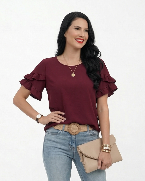 Blusa vinotinto cuello redondo con doble volante en manga corta, perfecta para salidas con amigas y planes casuales elegantes