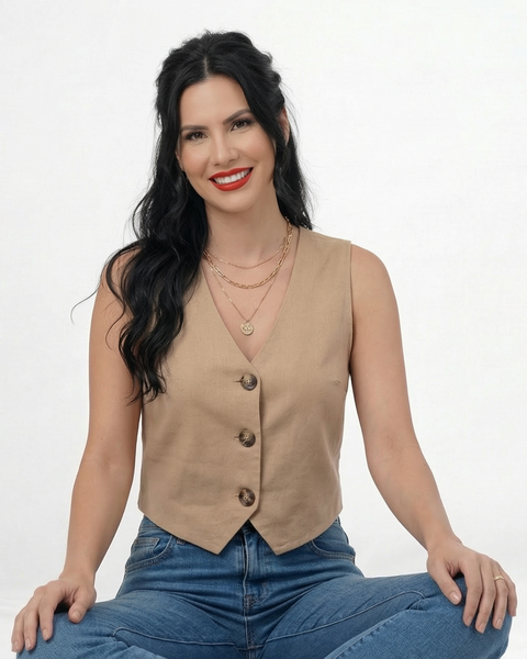 Chaleco caqui tipo sastre sin mangas con escote en V y botones decorativos, ideal para oficina y salidas casuales elegantes